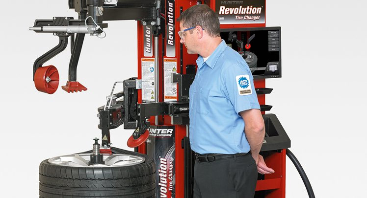Hunter Revolution Automatic Tire Changer
